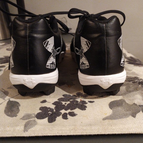 Under Armour Kleats - Worn Once Size 8 - Picture 4 of 5